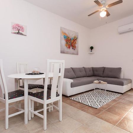 Lara - Apartment Near The Beach Врбник Екстер'єр фото