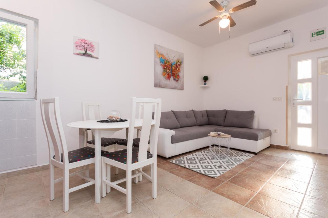 Lara - Apartment Near The Beach Врбник Екстер'єр фото